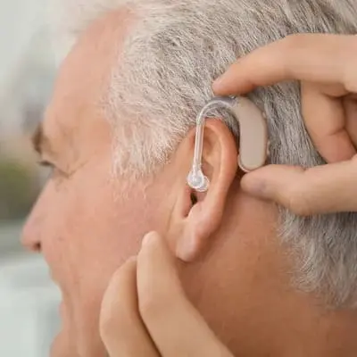 Accompagnement et adaptation d'une aide auditive chez l'adulte
