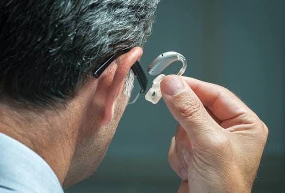 Homme portant une aide auditive discrète